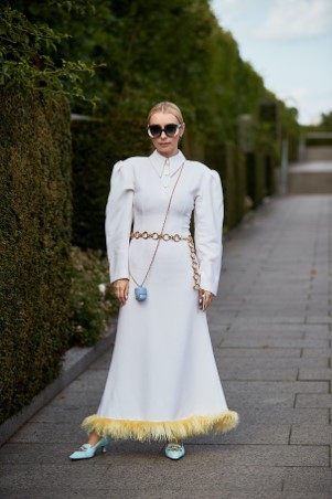 Białe sukienki z Copenhagen Fashion Week 2020
