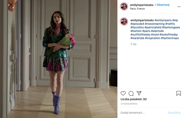 Stylizacja z liliowymi botkami - serial Emily w Paryżu